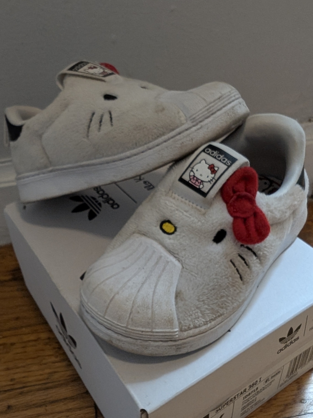 Adidas x Hello Kitty Superstar 360 Size 7K White Plush Slip-On Kids Sneakers